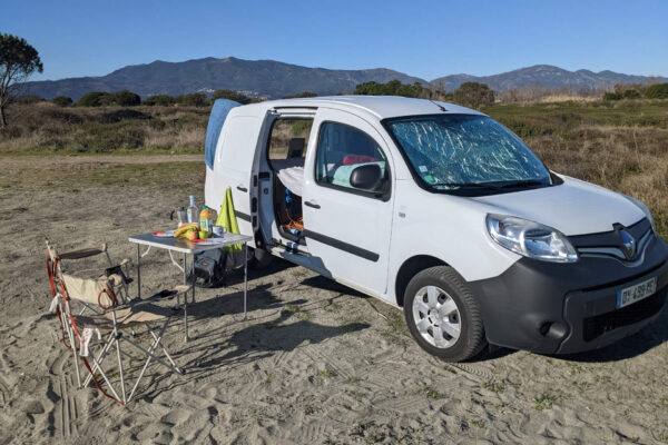 Un Renault Kangoo aménagé au camping en Corse